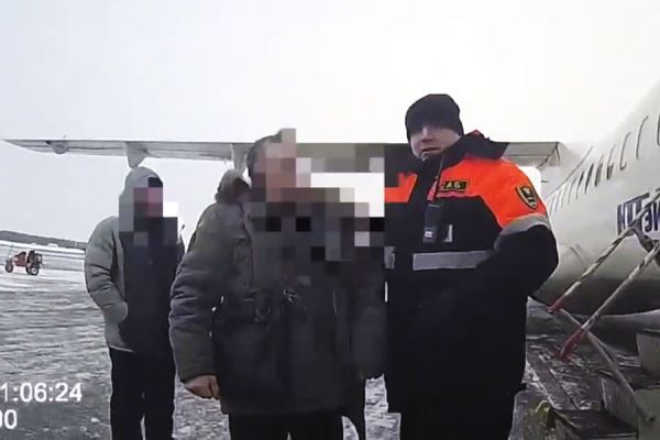 В Сургуте двое пьяных мужчин устроили дебош на борту самолета