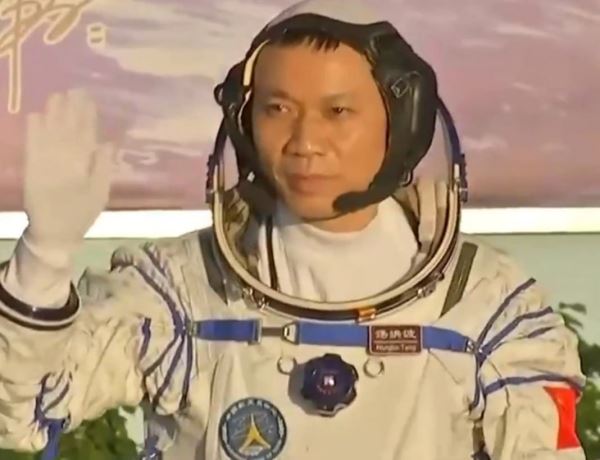 Командир экипажа «Шэнчьжоу-17» стал рекордсменом