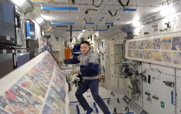 Детские рисунки показали на Китайской космической станции
