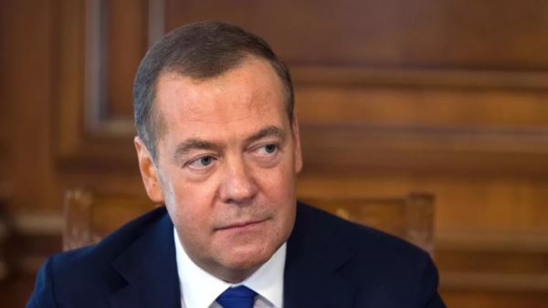 Медведев картинкой прокомментировал соглашение между Францией и Украиной