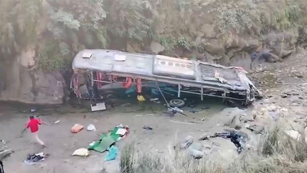 Десять человек погибли и 30 пострадали в ДТП с автобусом в Непале