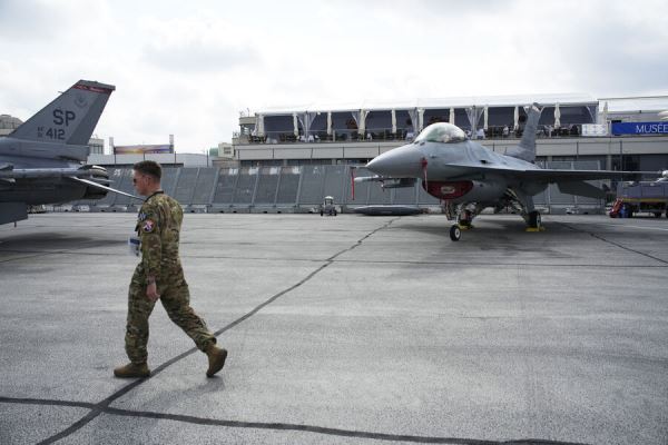 CNN: украинские летчики с мая по август завершат обучение управлению F-16