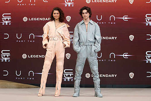 Актеры Тимоти Шаламе и Зендая позировали на премьере "Дюны 2" в парных комбинезонах