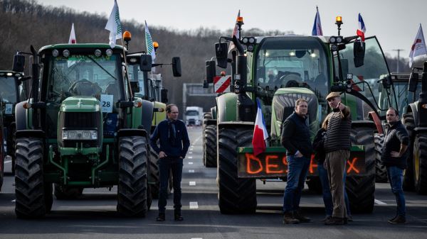Протестующие французские фермеры вылили навоз в городах