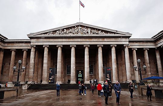 Как показ мод в Британском музее всколыхнул давний спор между Грецией и Великобританией
