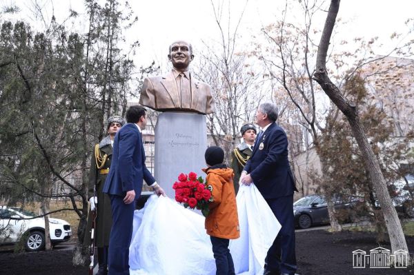 В Ереване открыли памятник разведчику Геворку Вартаняну