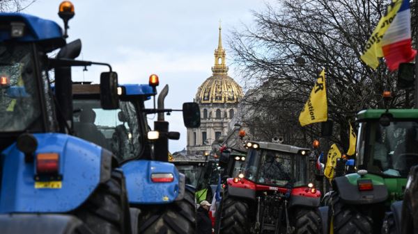 На протест в Париже перед сельхозвыставкой выехали десятки тракторов